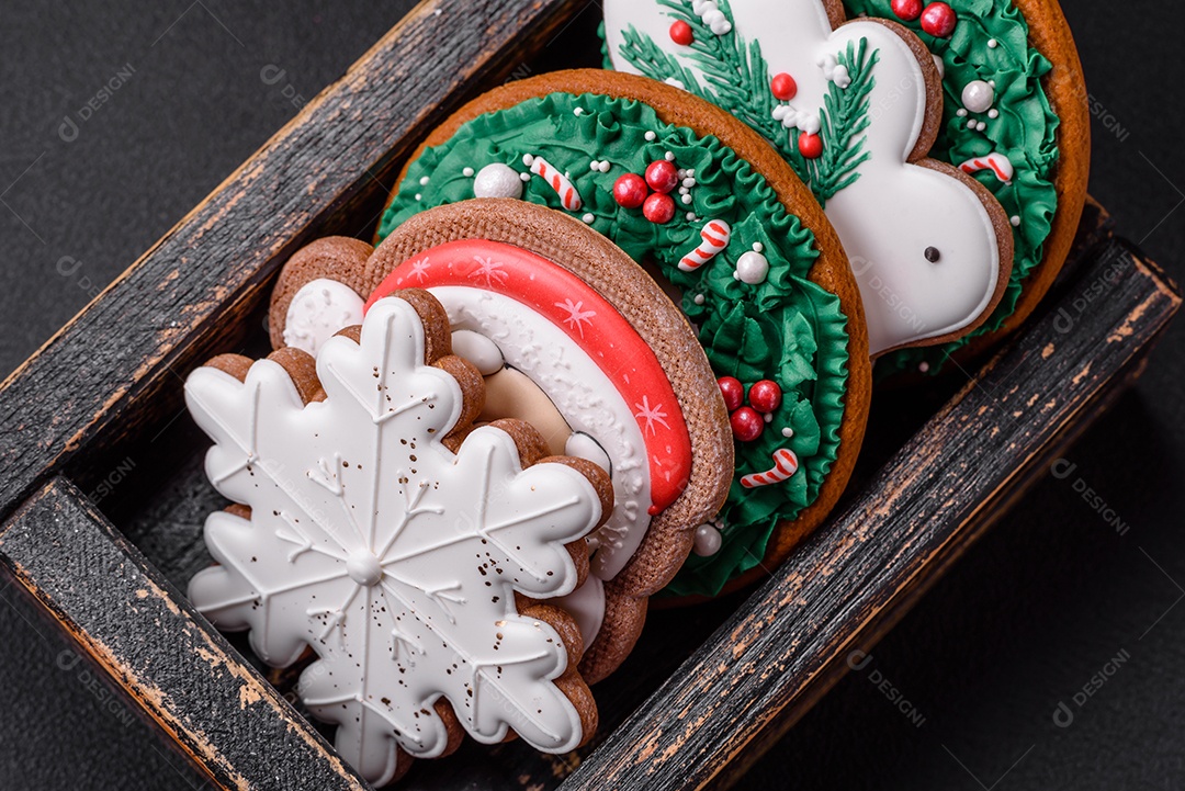 Delicioso pão de gengibre de Natal em um fundo textural escuro. Preparando-se para celebrar o Natal e o Ano Novo