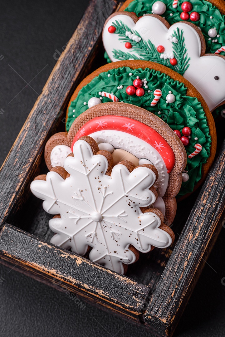 Delicioso pão de gengibre de Natal em um fundo textural escuro. Preparando-se para celebrar o Natal e o Ano Novo
