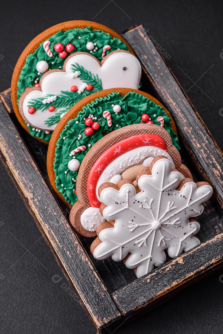 Delicioso pão de gengibre de Natal em um fundo textural escuro. Preparando-se para celebrar o Natal e o Ano Novo
