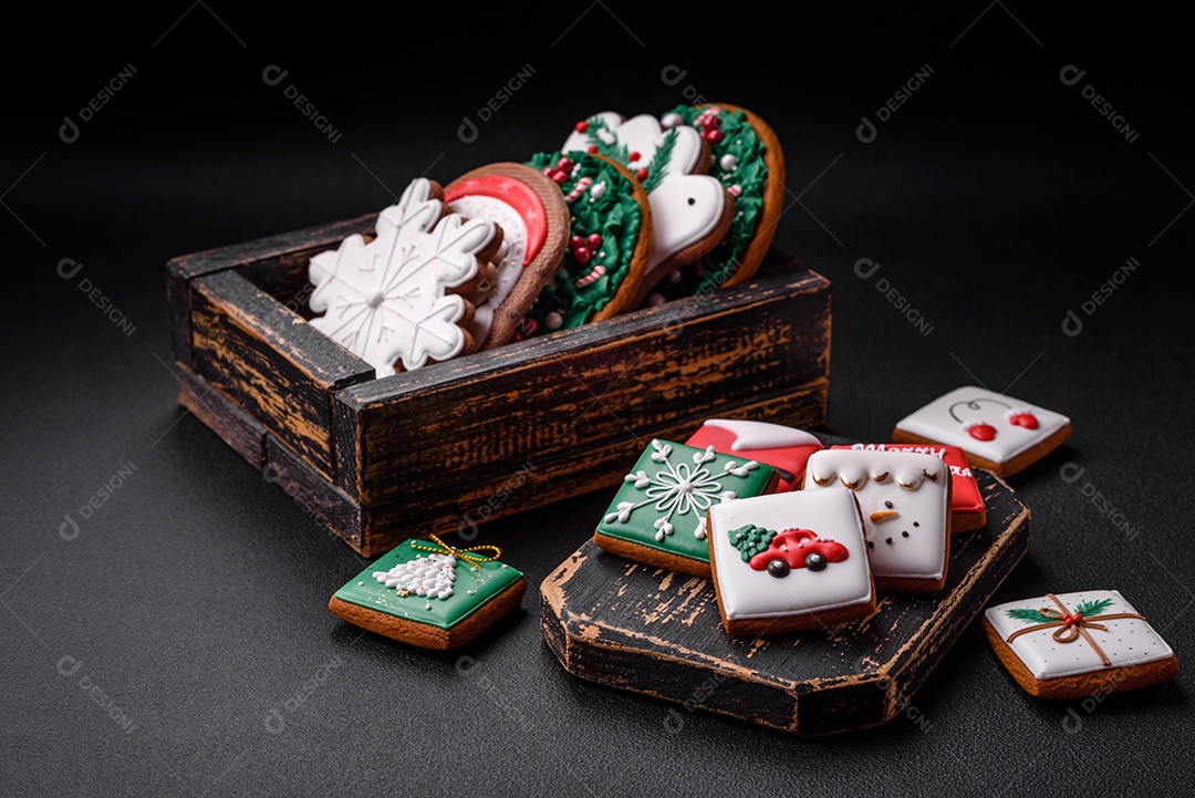 Delicioso pão de gengibre de Natal em um fundo textural escuro. Preparando-se para celebrar o Natal e o Ano Novo
