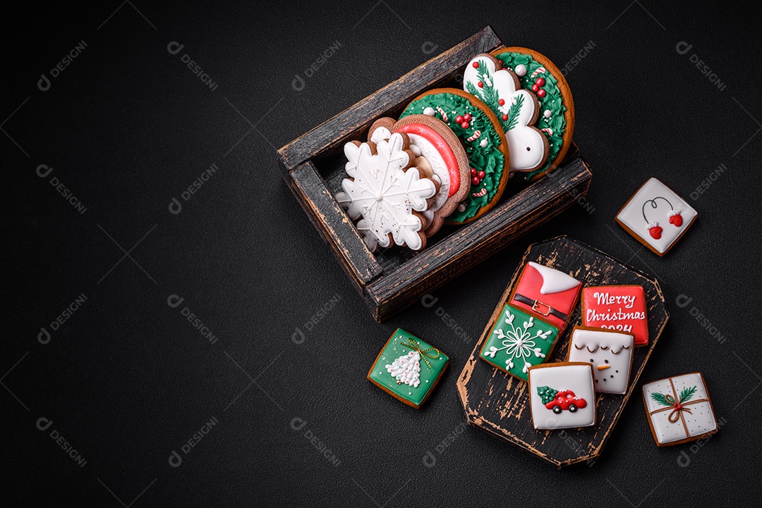 Delicioso pão de gengibre de Natal em um fundo textural escuro. Preparando-se para celebrar o Natal e o Ano Novo