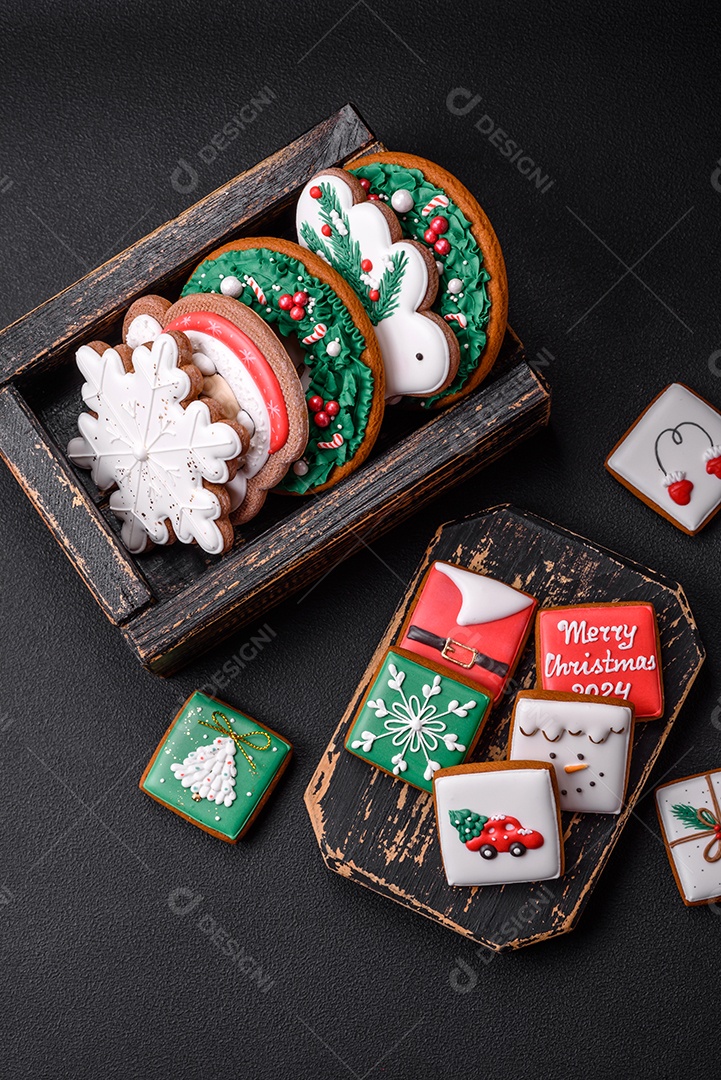 Delicioso pão de gengibre de Natal em um fundo textural escuro. Preparando-se para celebrar o Natal e o Ano Novo