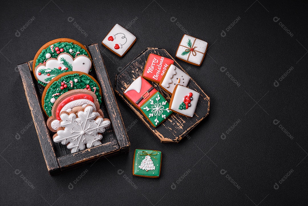 Delicioso pão de gengibre de Natal em um fundo textural escuro. Preparando-se para celebrar o Natal e o Ano Novo