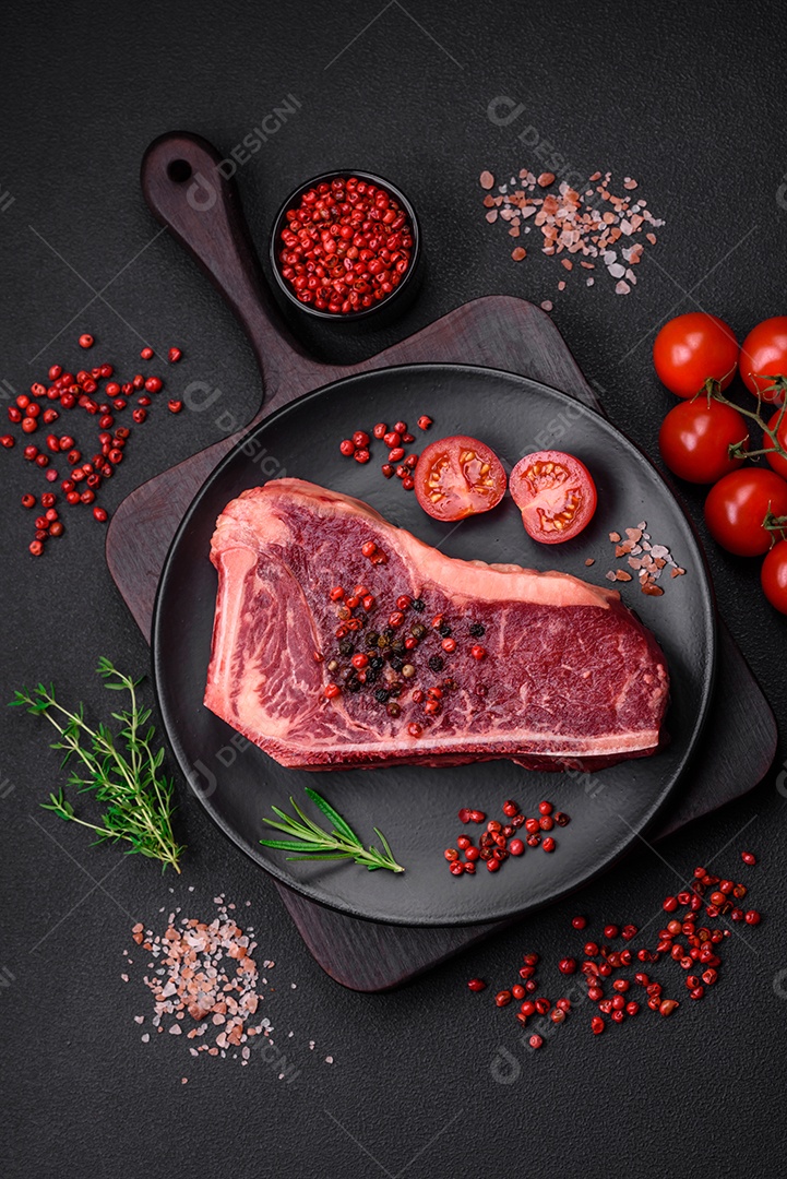 Deliciosos cogumelos champignon com sal, especiarias e ervas grelhados num prato de cerâmica