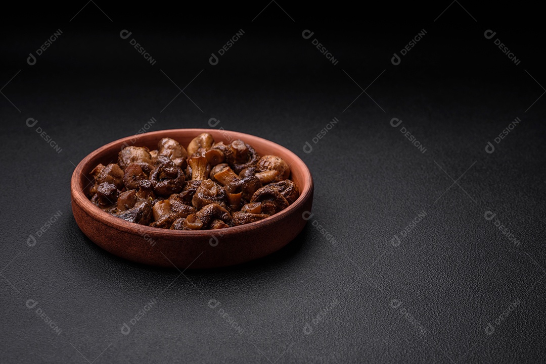 Deliciosos cogumelos champignon com sal, especiarias e ervas grelhados num prato de cerâmica