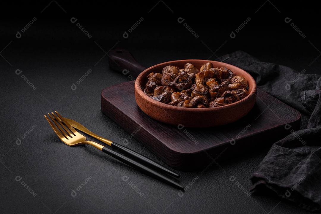 Deliciosos cogumelos champignon com sal, especiarias e ervas grelhados num prato de cerâmica