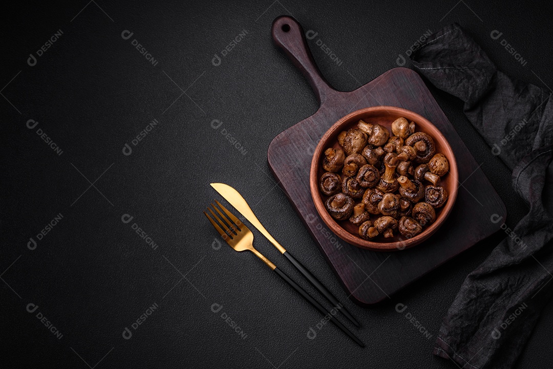 Deliciosos cogumelos champignon com sal, especiarias e ervas grelhados num prato de cerâmica