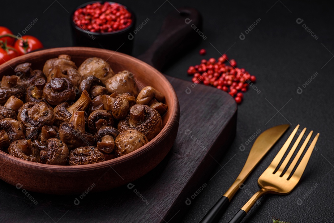 Deliciosos cogumelos champignon com sal, especiarias e ervas grelhados num prato de cerâmica