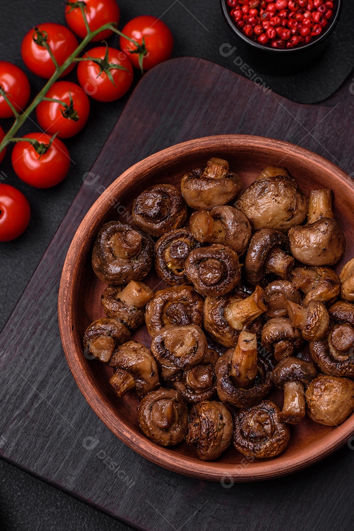 Deliciosos cogumelos champignon com sal, especiarias e ervas grelhados num prato de cerâmica