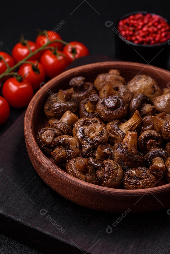 Deliciosos cogumelos champignon com sal, especiarias e ervas grelhados num prato de cerâmica