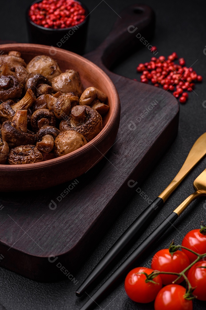 Deliciosos cogumelos champignon com sal, especiarias e ervas grelhados num prato de cerâmica