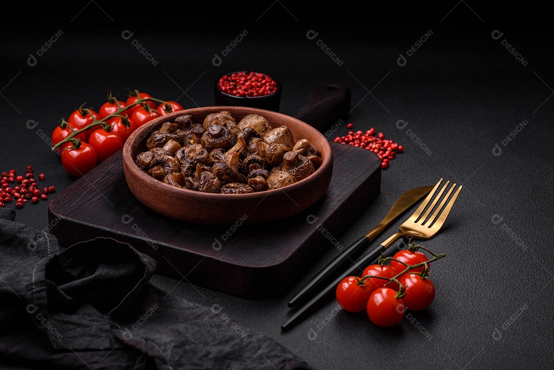 Deliciosos cogumelos champignon com sal, especiarias e ervas grelhados num prato de cerâmica