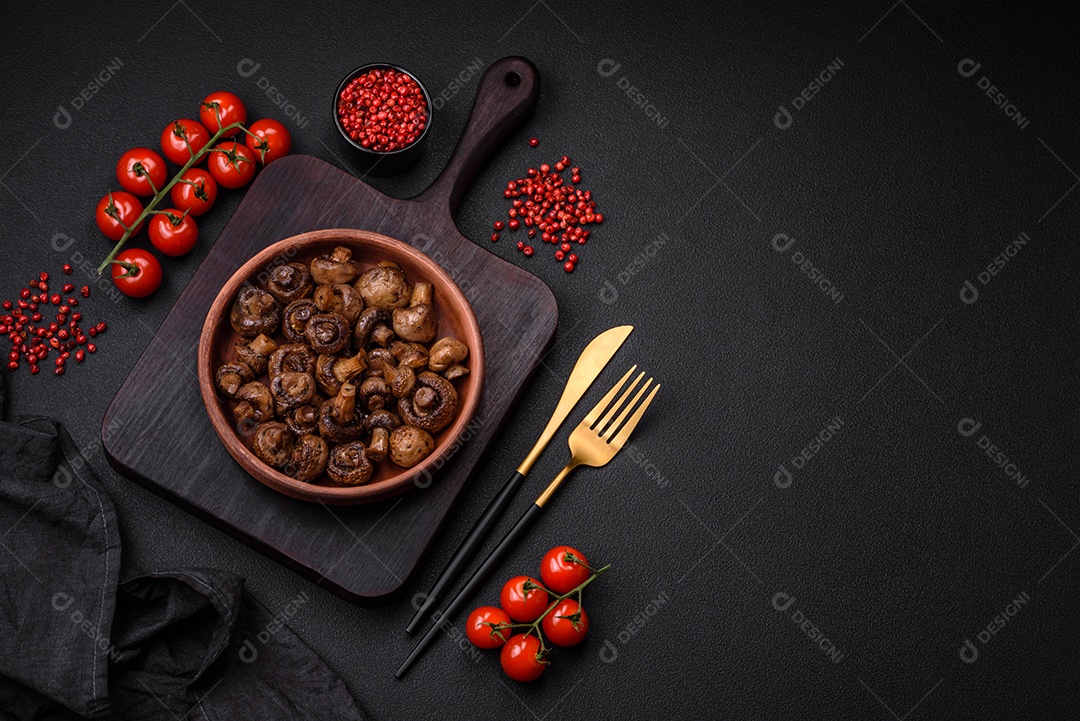 Deliciosos cogumelos champignon com sal, especiarias e ervas grelhados num prato de cerâmica