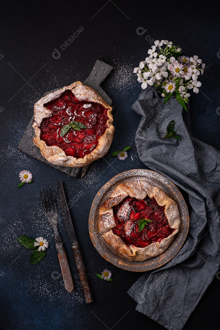 Deliciosa torta de morango caseira, doce e fresca, estilo rústico, com flores silvestres em fundo escuro texturizado