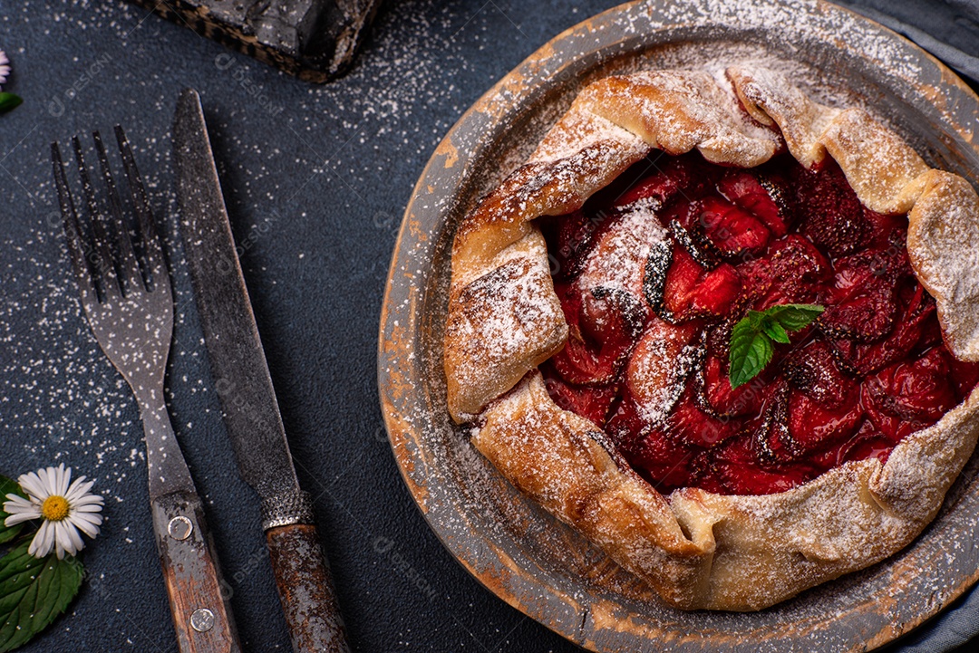 Deliciosa torta de morango caseira, doce e fresca, estilo rústico, com flores silvestres em fundo escuro texturizado