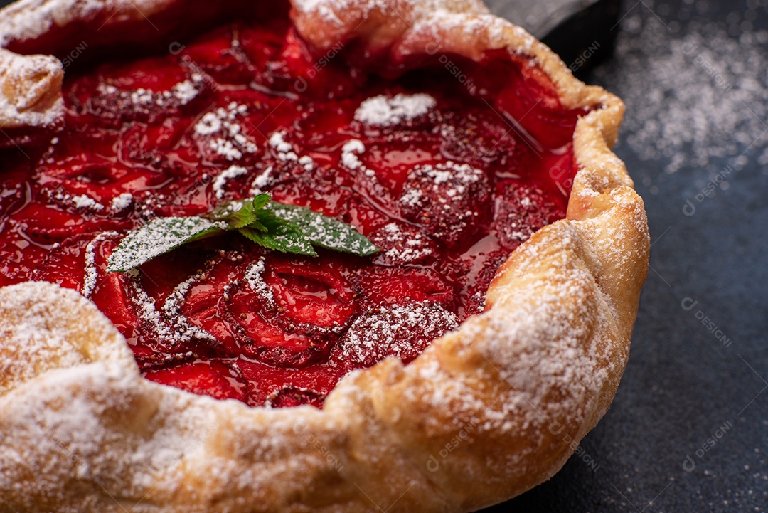 Deliciosa torta de morango caseira, doce e fresca, estilo rústico, com flores silvestres em fundo escuro texturizado