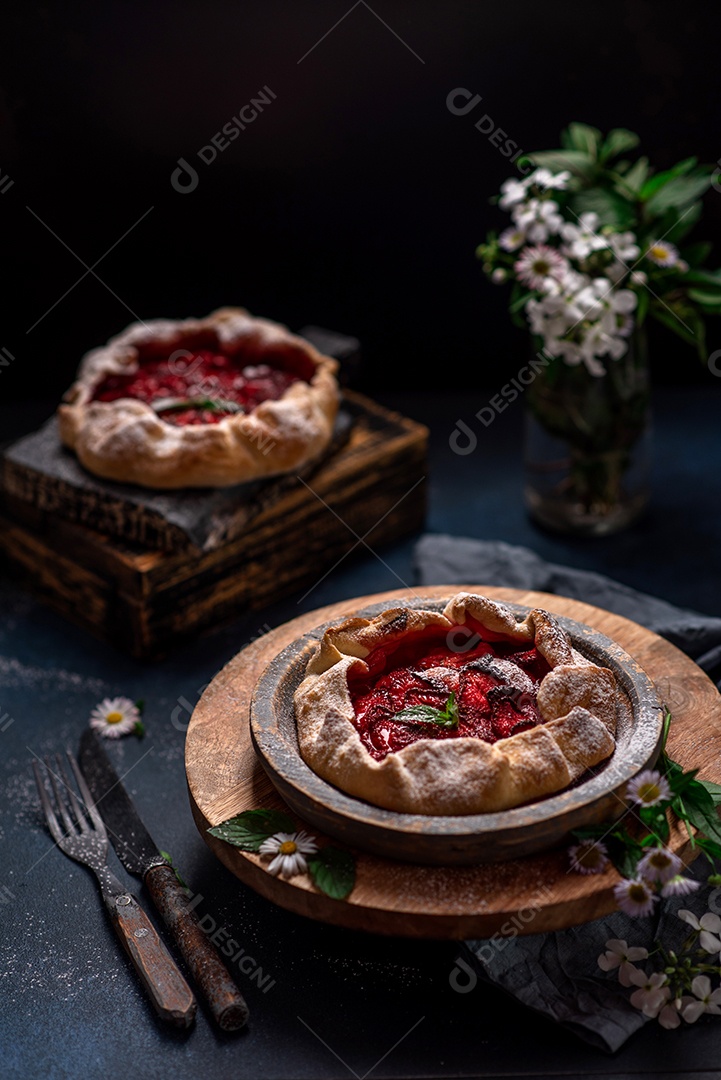 Deliciosa torta de morango caseira, doce e fresca, estilo rústico, com flores silvestres em fundo escuro texturizado
