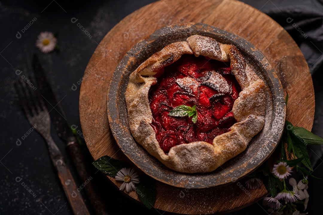 Deliciosa torta de morango caseira, doce e fresca, estilo rústico, com flores silvestres em fundo escuro texturizado