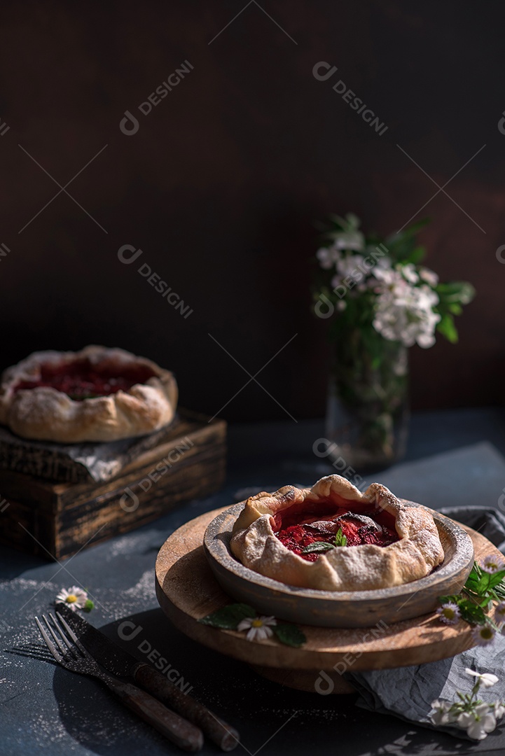 Deliciosa torta de morango caseira, doce e fresca, estilo rústico, com flores silvestres em fundo escuro texturizado
