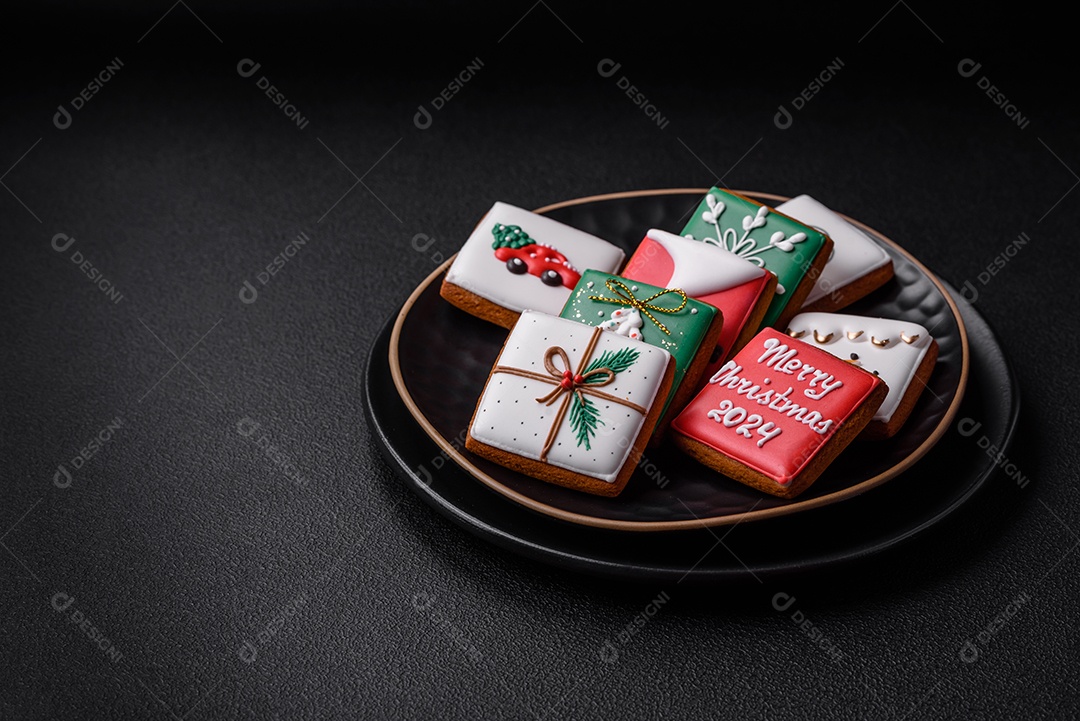Delicioso pão doce de Natal com ornamentos festivos numa placa cerâmica sobre um fundo escuro de concreto