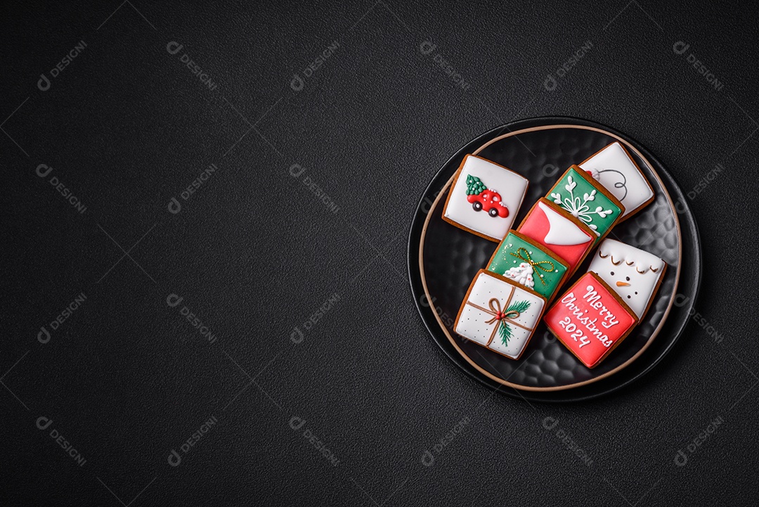 Delicioso pão doce de Natal com ornamentos festivos numa placa cerâmica sobre um fundo escuro de concreto