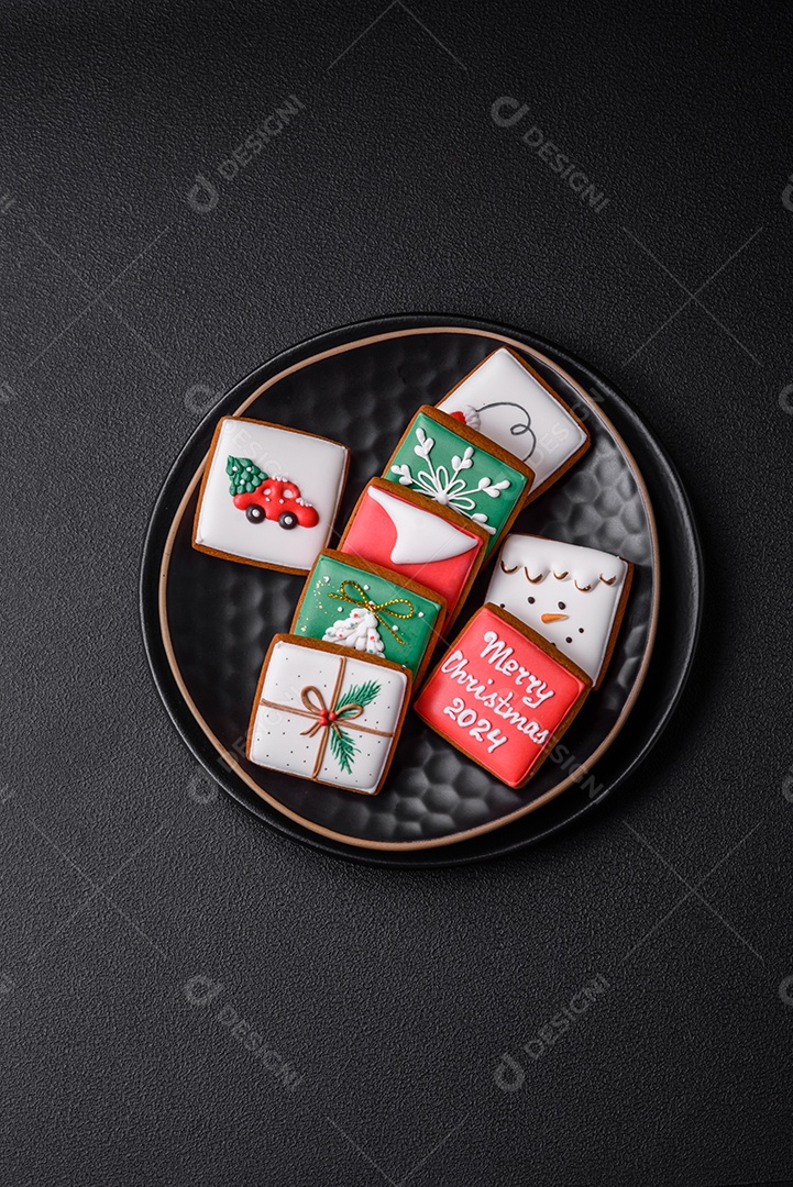 Delicioso pão doce de Natal com ornamentos festivos numa placa cerâmica sobre um fundo escuro de concreto
