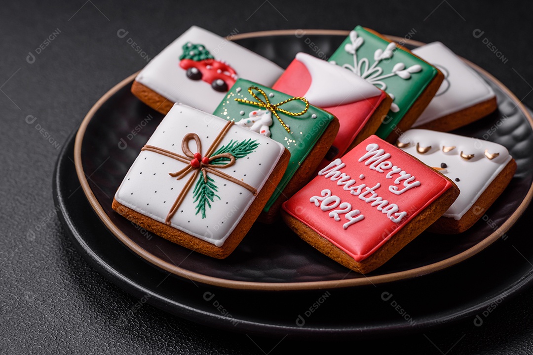 Delicioso pão doce de Natal com ornamentos festivos numa placa cerâmica sobre um fundo escuro de concreto
