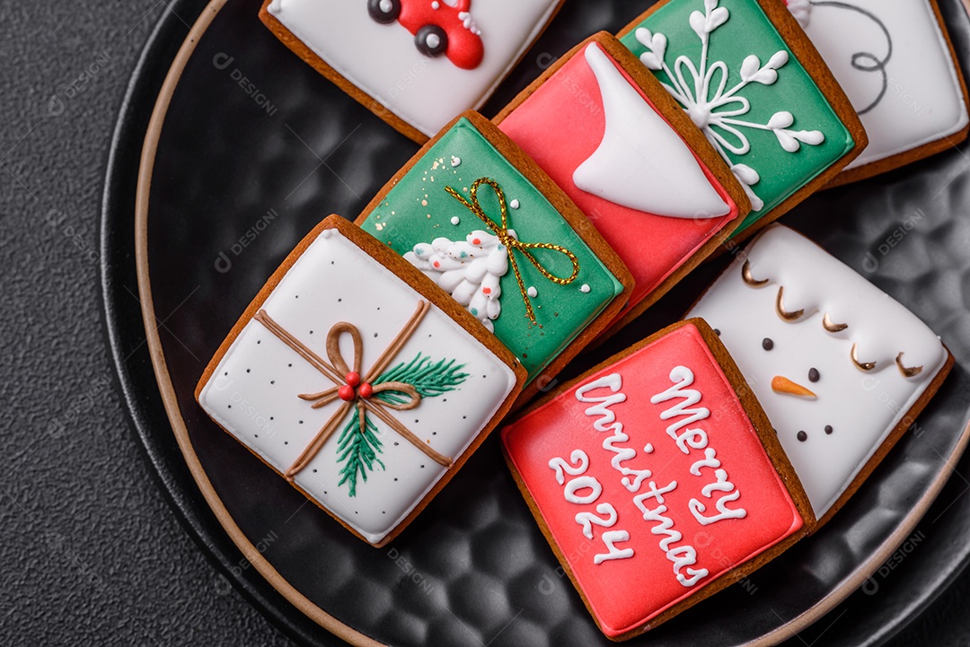 Delicioso pão doce de Natal com ornamentos festivos numa placa cerâmica sobre um fundo escuro de concreto