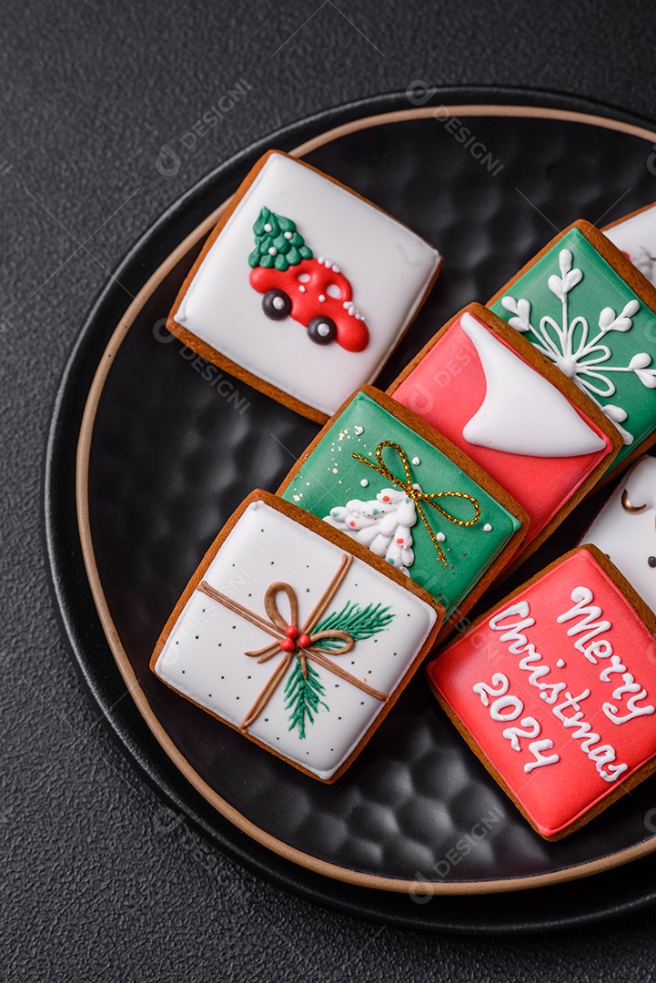 Delicioso pão doce de Natal com ornamentos festivos numa placa cerâmica sobre um fundo escuro de concreto