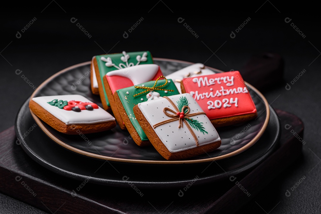 Delicioso pão doce de Natal com ornamentos festivos numa placa cerâmica sobre um fundo escuro de concreto