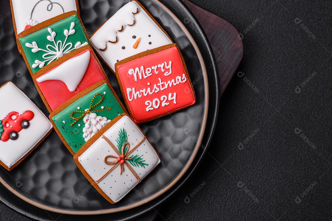 Delicioso pão doce de Natal com ornamentos festivos numa placa cerâmica sobre um fundo escuro de concreto