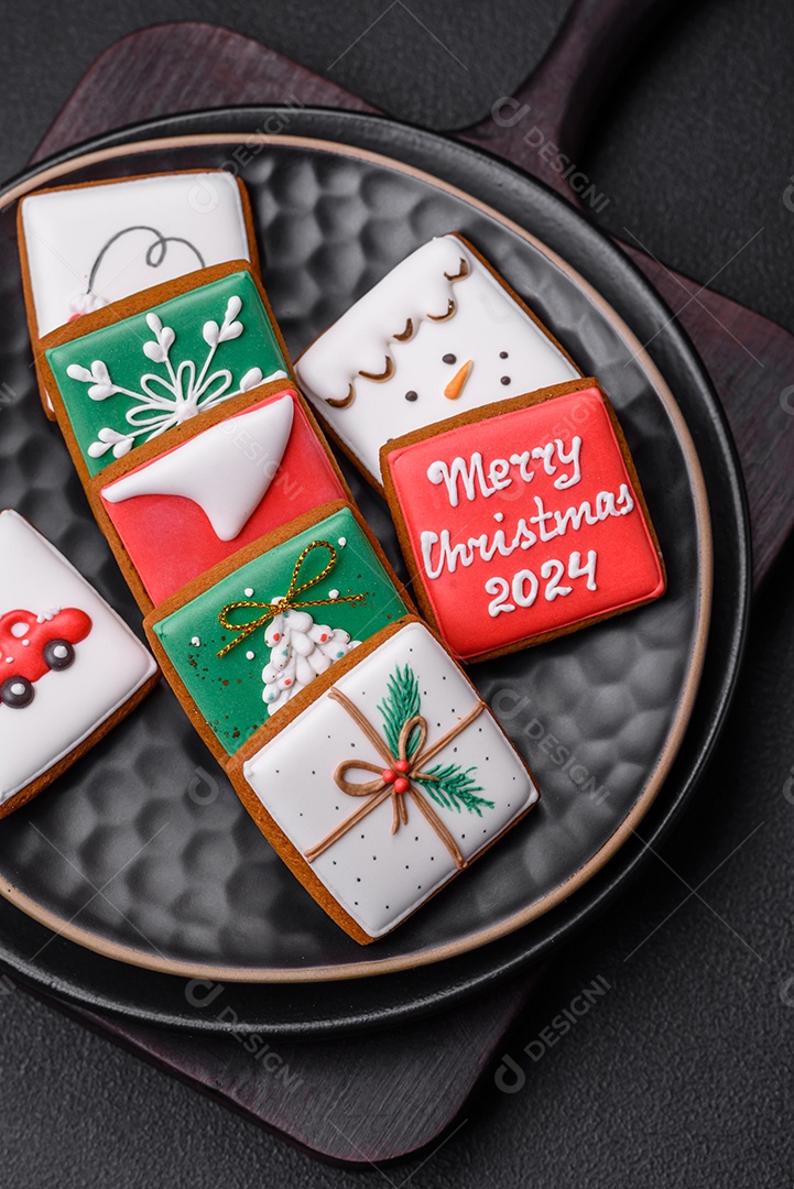 Delicioso pão doce de Natal com ornamentos festivos numa placa cerâmica sobre um fundo escuro de concreto