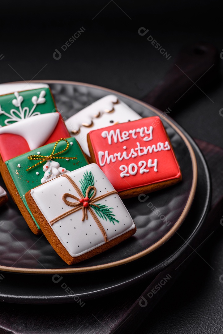 Delicioso pão doce de Natal com ornamentos festivos numa placa cerâmica sobre um fundo escuro de concreto
