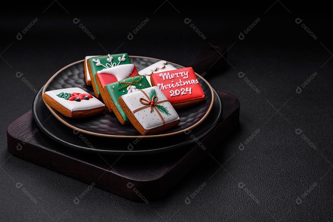 Delicioso pão doce de Natal com ornamentos festivos numa placa cerâmica sobre um fundo escuro de concreto