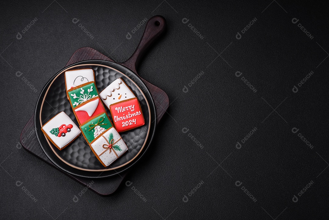 Delicioso pão doce de Natal com ornamentos festivos numa placa cerâmica sobre um fundo escuro de concreto