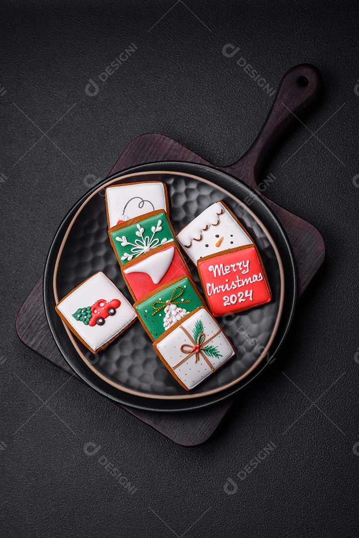 Delicioso pão doce de Natal com ornamentos festivos numa placa cerâmica sobre um fundo escuro de concreto