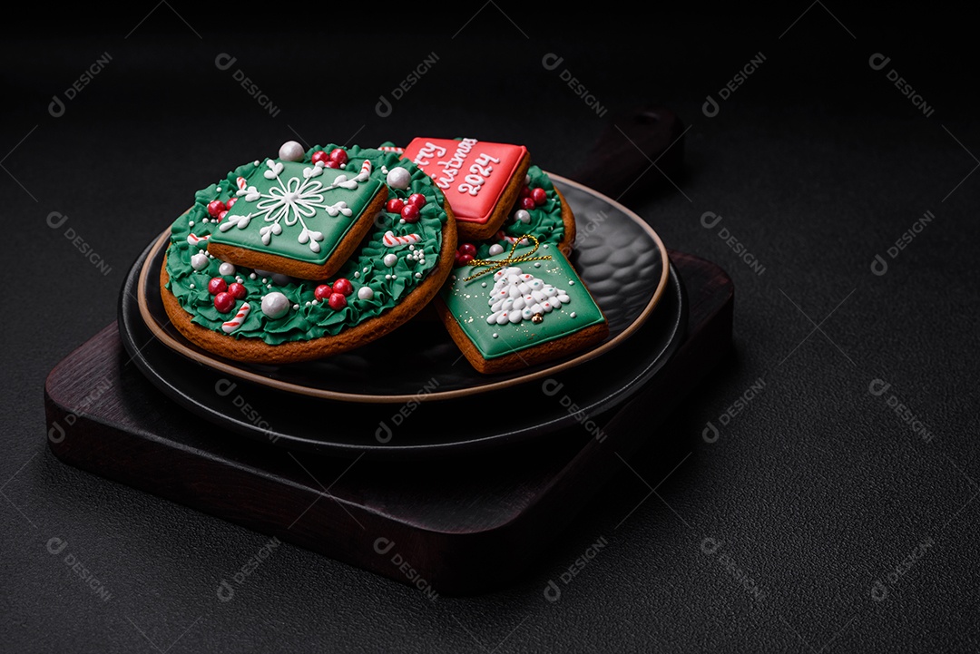 Delicioso pão doce de Natal com ornamentos festivos numa placa cerâmica sobre um fundo escuro de concreto