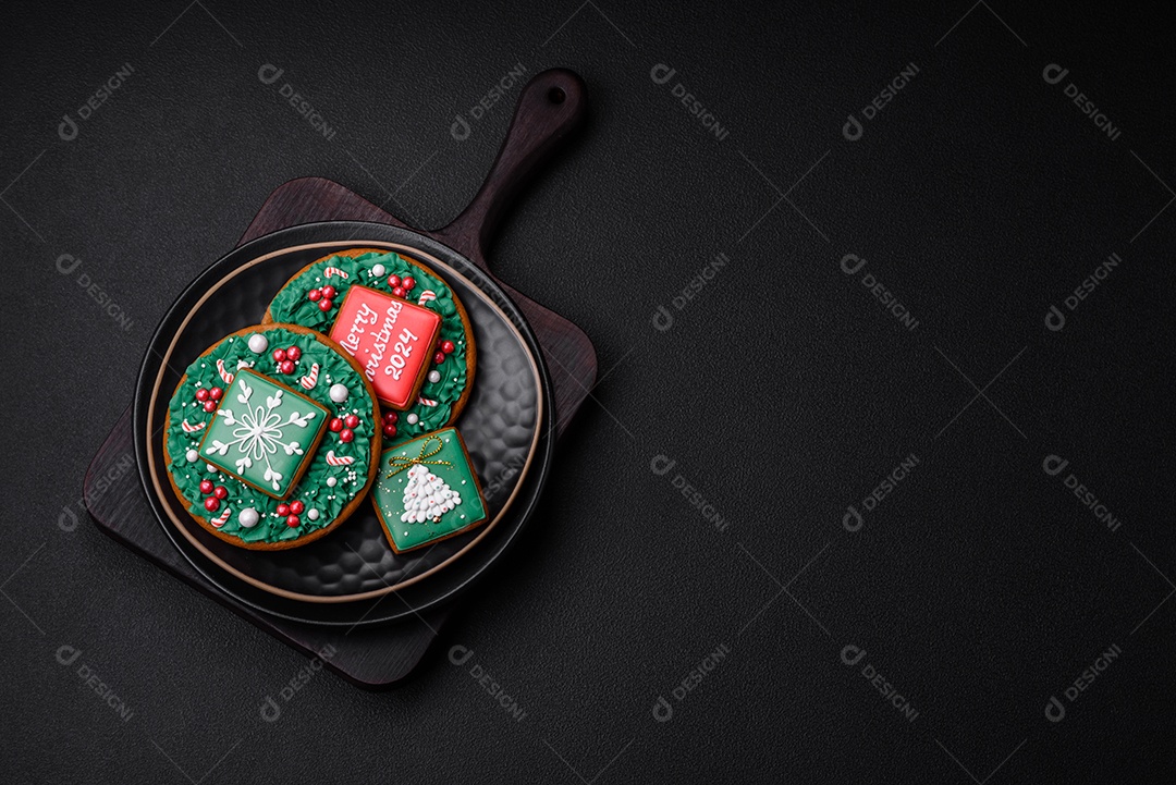 Deliciosa salsicha fuet fumada fresca com sal, especiarias e ervas sobre um fundo escuro de concreto