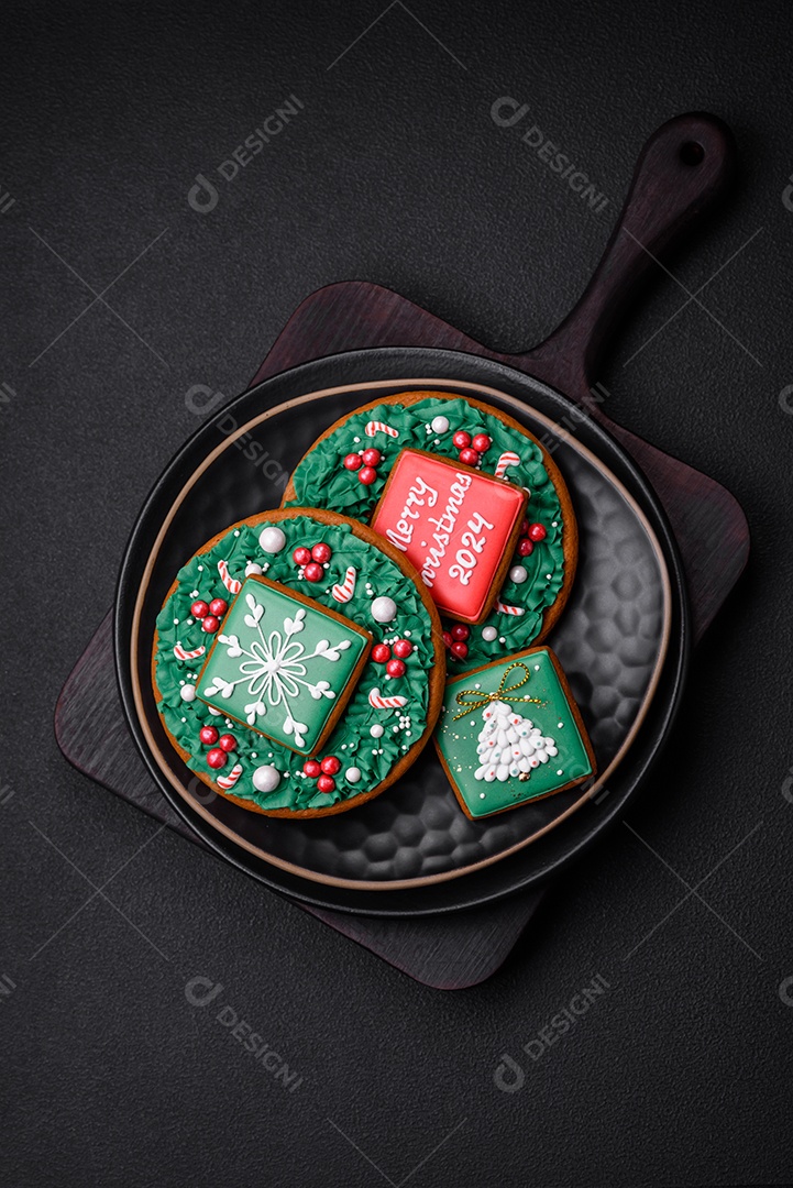 Deliciosa salsicha fuet fumada fresca com sal, especiarias e ervas sobre um fundo escuro de concreto