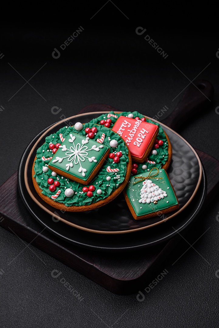 Delicioso pão doce de Natal com ornamentos festivos numa placa cerâmica sobre um fundo escuro de concreto