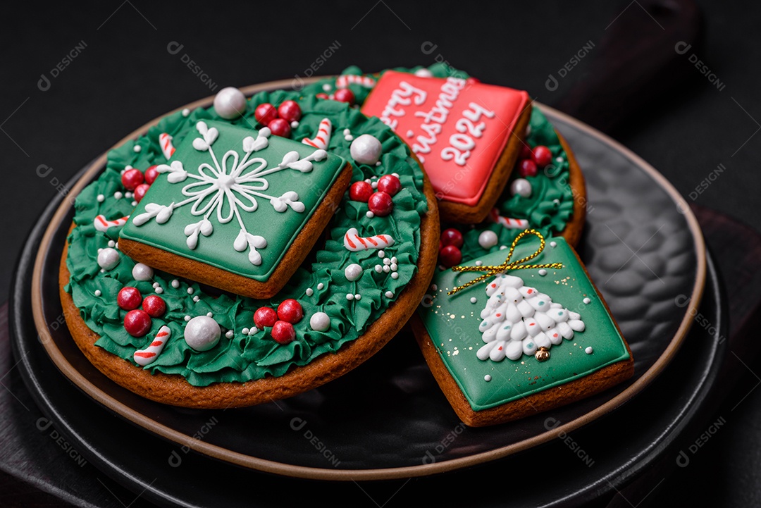 Delicioso pão doce de Natal com ornamentos festivos numa placa cerâmica sobre um fundo escuro de concreto