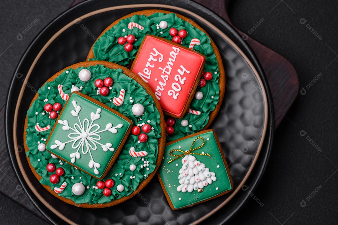 Delicioso pão doce de Natal com ornamentos festivos numa placa cerâmica sobre um fundo escuro de concreto