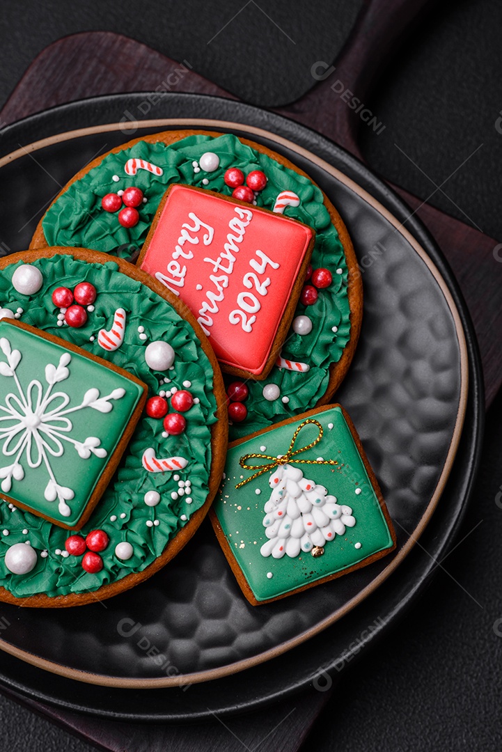 Delicioso pão doce de Natal com ornamentos festivos numa placa cerâmica sobre um fundo escuro de concreto