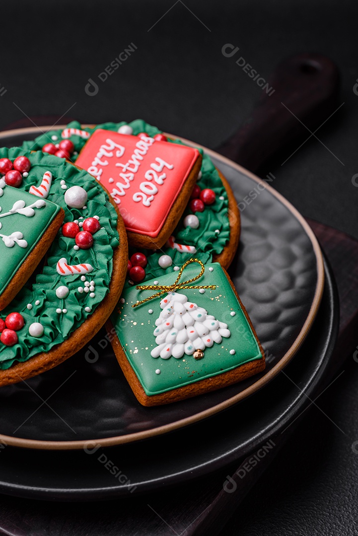 Delicioso pão doce de Natal com ornamentos festivos numa placa cerâmica sobre um fundo escuro de concreto