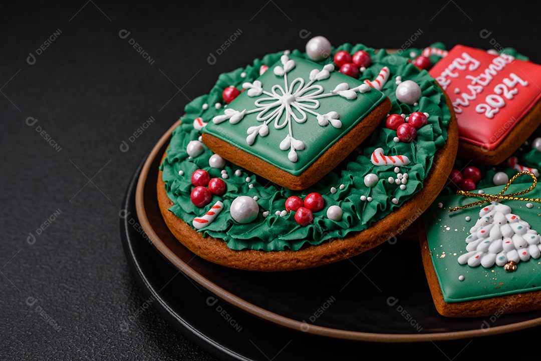 Delicioso pão doce de Natal com ornamentos festivos numa placa cerâmica sobre um fundo escuro de concreto