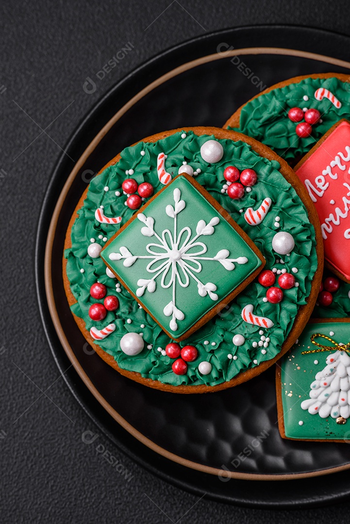 Delicioso pão doce de Natal com ornamentos festivos numa placa cerâmica sobre um fundo escuro de concreto
