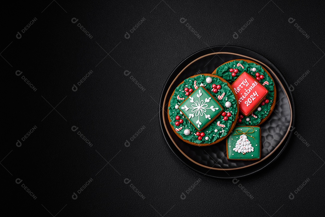 Delicioso pão doce de Natal com ornamentos festivos numa placa cerâmica sobre um fundo escuro de concreto