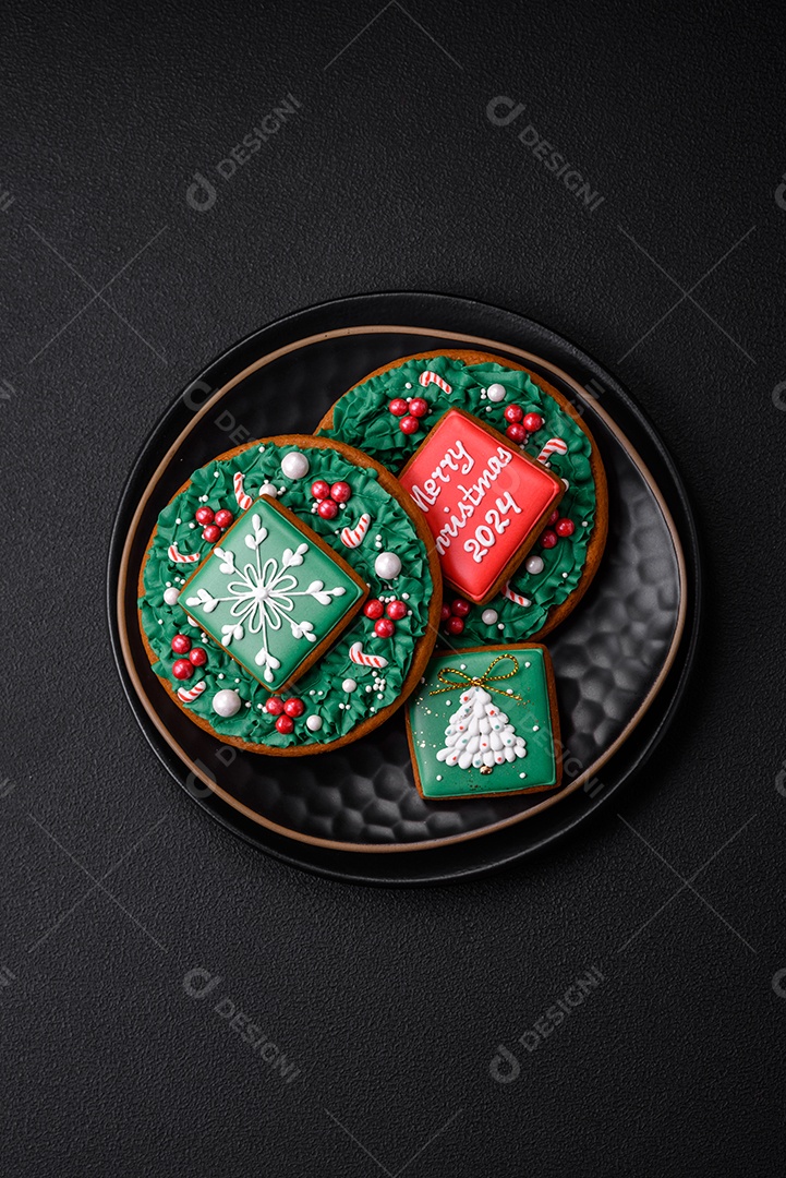 Delicioso pão doce de Natal com ornamentos festivos numa placa cerâmica sobre um fundo escuro de concreto