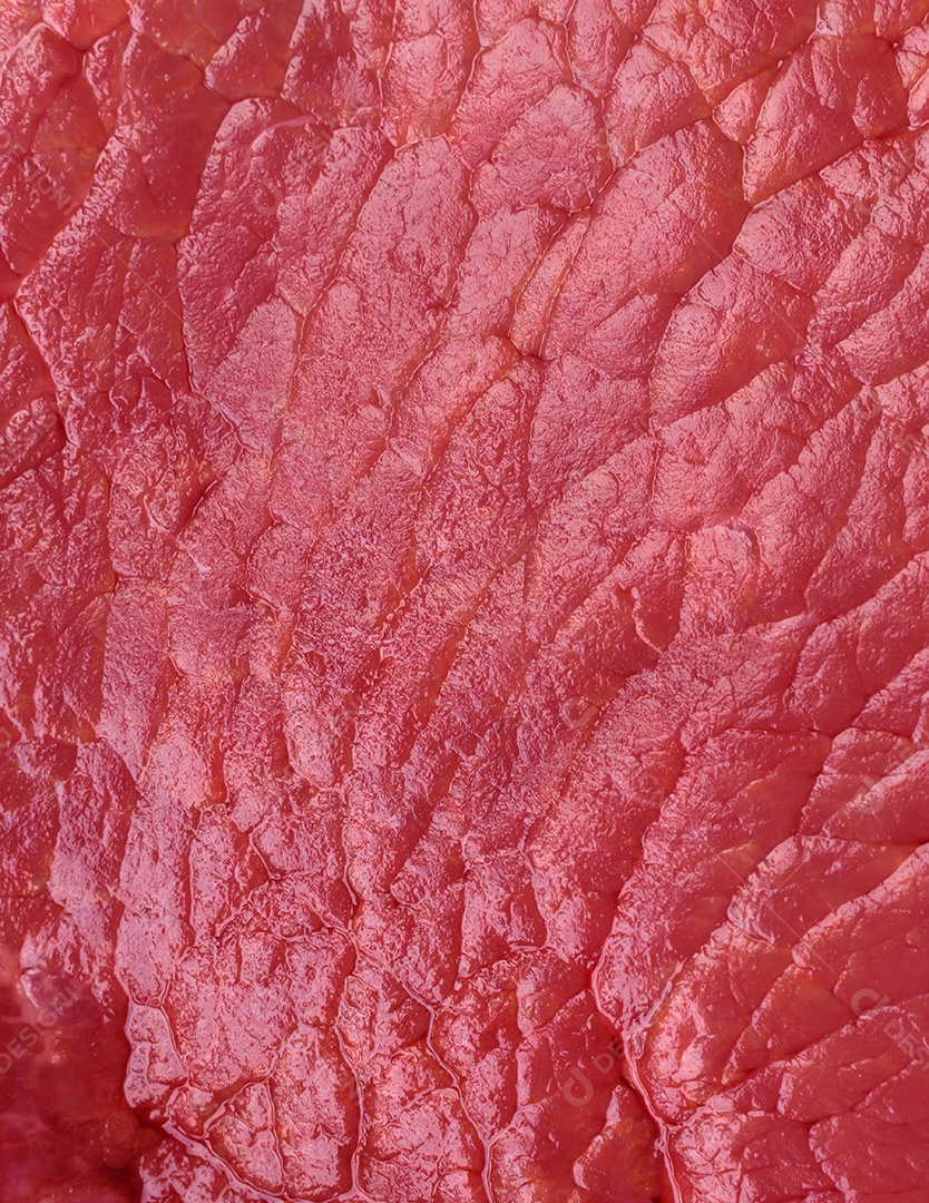 Bife cru redondo com sal, especiarias e ervas preparadas para grelhar em um fundo texturizado