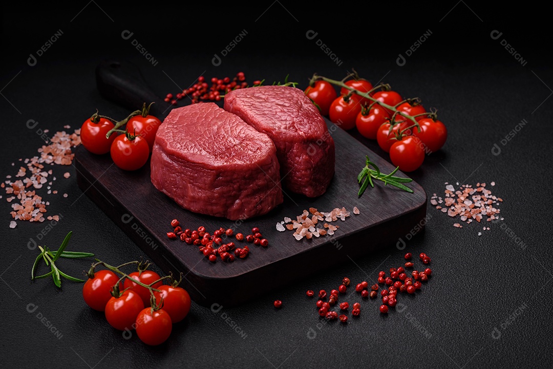 Bife cru redondo com sal, especiarias e ervas preparadas para grelhar em um fundo texturizado